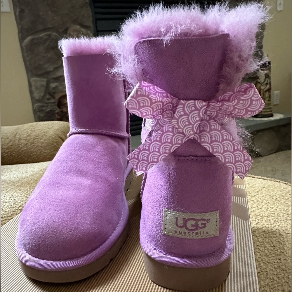 BRAND NEW w/o Box: UGG Mini Bailey Bow boots.  W SZ 7